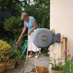 Hozelock 2485 10m Mini Hose Reel Automatic Retracting Auto Reel & 2679 Spray Gun -Leaf Shop hozelock 2485 10m mini hose reel automatic retracting auto reel 2679 spray gun5055995506179 02c MP